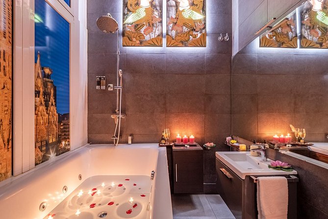 30 min Couple Massage and 30 min Floral Bath at THAI SPA MASSAGE - Essential-oil aromatherapy: you get to choose the scent