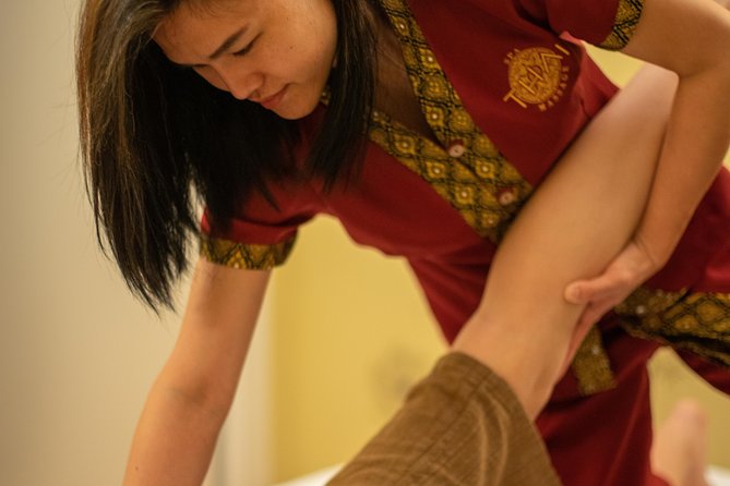 60 min Foot and Leg Massage at THAI SPA MASSAGE BARCELONA - Floral foot cleansing, essential oil scent choice, and the massage flow