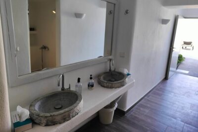 Akrotiri: Couples Massage & Pool Day Access - The included hour by the pool: what it’s best for