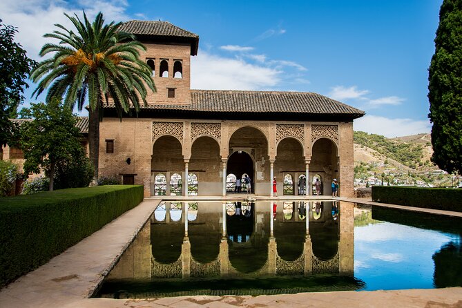 Alhambra Tour and Nazaries Palaces with Hammam Massage Experience - Getting to the Alhambra: why the 9:15 start helps