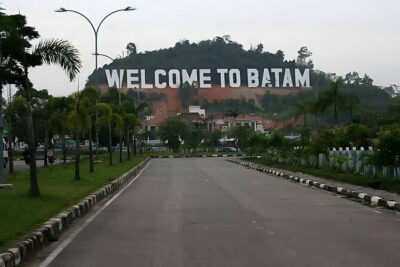 Batam Day Tour from Singapore with Ferry Ticket, Massage & Lunch - Photo stops and spiritual landmarks: from Welcome To Batam to the temple calm