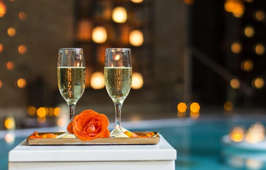 Budapest: Couple Holistic Swedish Massage with Jacuzzi Time - Private jacuzzi/bath plus 4 pools: how to use the temperature changes well