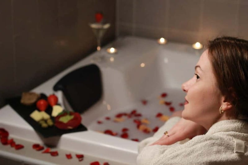 BUDAPEST, Day Spa : Couples Massage with Roses Bubble Bath - Palo Santo Cleansing Ritual Before the Massage