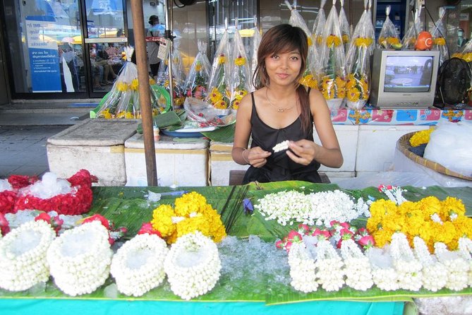 Experience Bangkok at Night with Streetfood Dinner & Foot Massage - The Chao Phraya Express Boat: Where Bangkok Looks Like Bangkok
