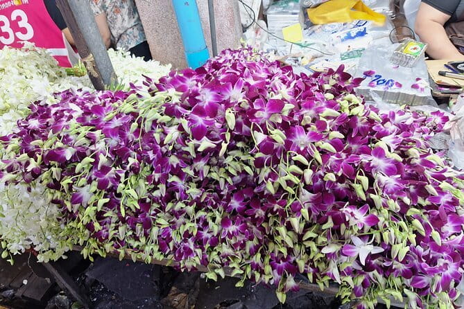 Fun Tuk Tuk Dinner and Massage in Old Town Bangkok - Pak Khlong Flower Talat at night: religion through flowers