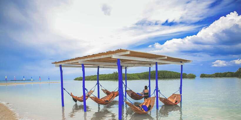 Puerto Princesa: Honda Bay Island Hopping & Optional Massage - Cowrie Island beach time and the lunch that actually delivers