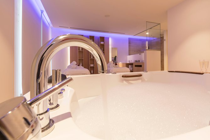 Romantic couple massage + SPA entry and private jacuzzi with cava - The couples massage in a private treatment room: why the setting matters