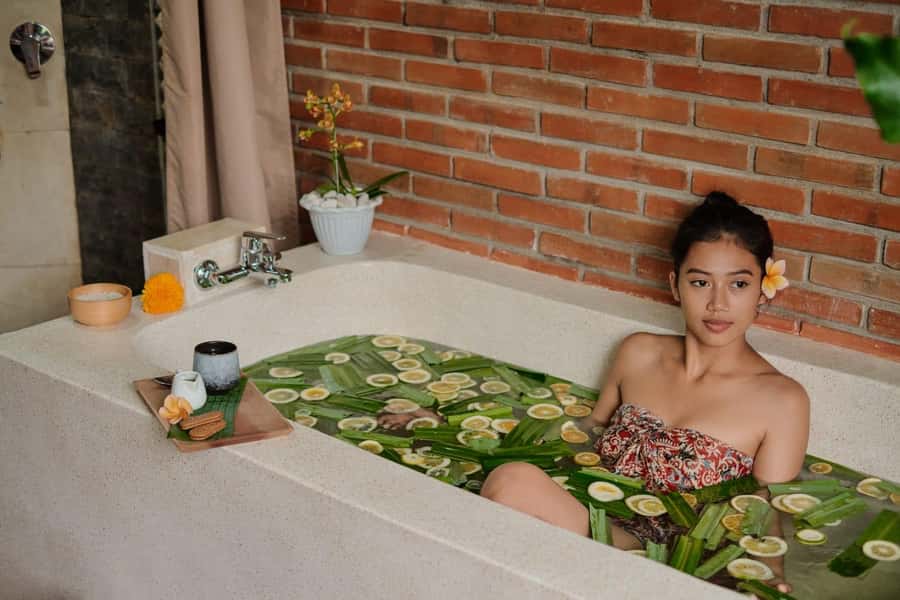 Ubud: Relaxing Spa Balinese Massage Package - Your 1-Hour Ritual: Flower Bath, Spice Paste, Yogurt, Massage